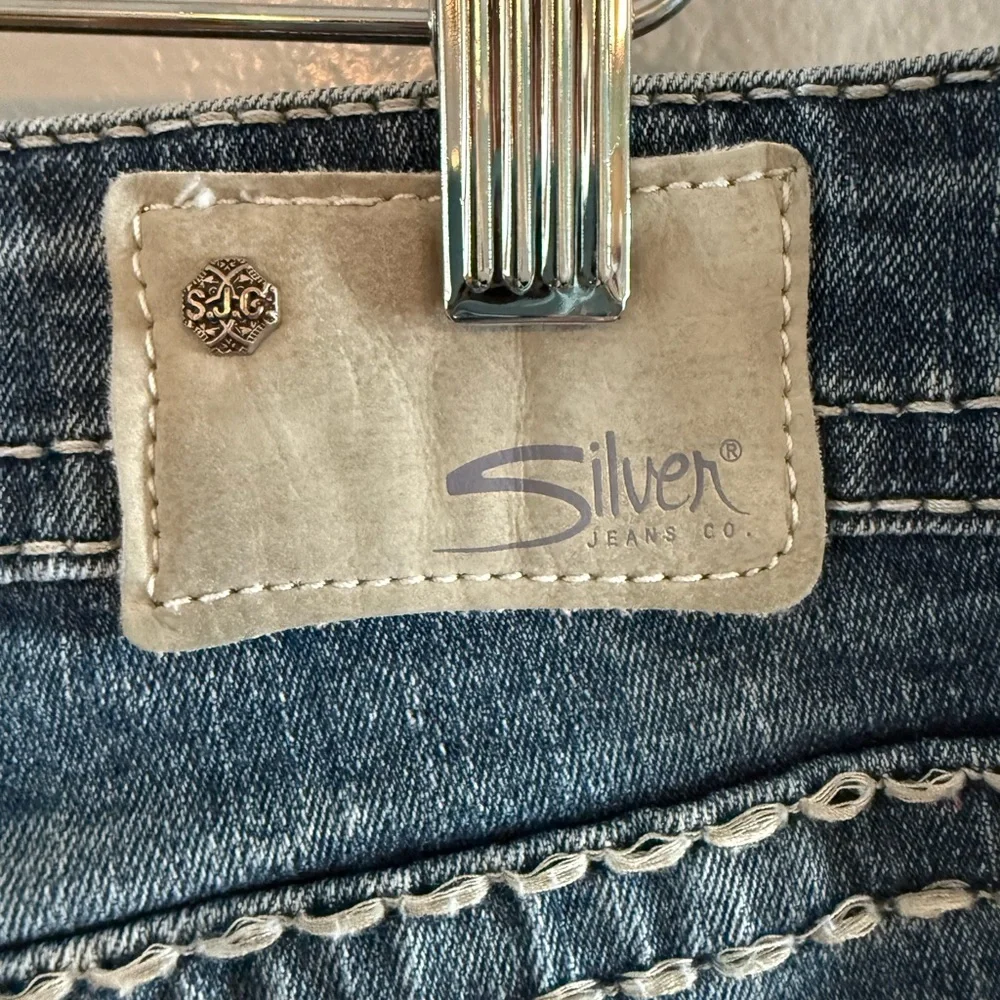 Silver Woman’s Distressed Denim Shorts.  Size W29/L3. Aiko mid short

#0012 - Picture 3 of 5